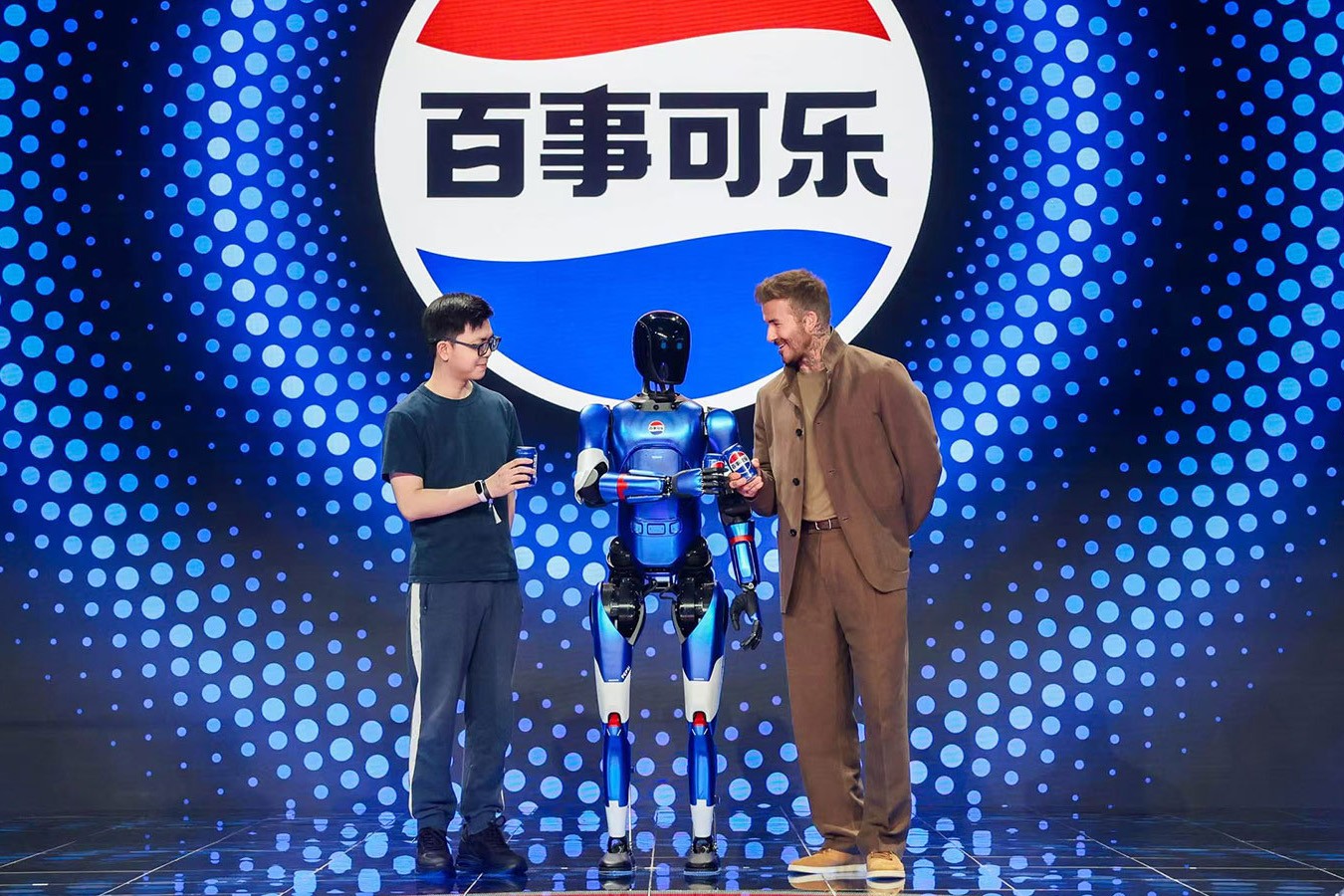 智元機(jī)器人攜手百事中國共創(chuàng)“百事藍(lán)寶” 共燃渴望新章